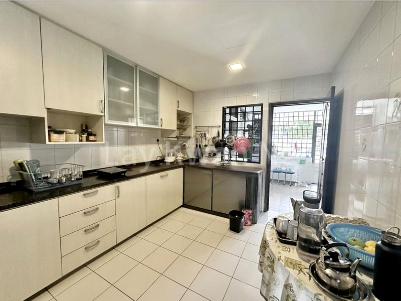 4 Bed Terraced House (Landed) for Sale in  Heeton Park - Image 4