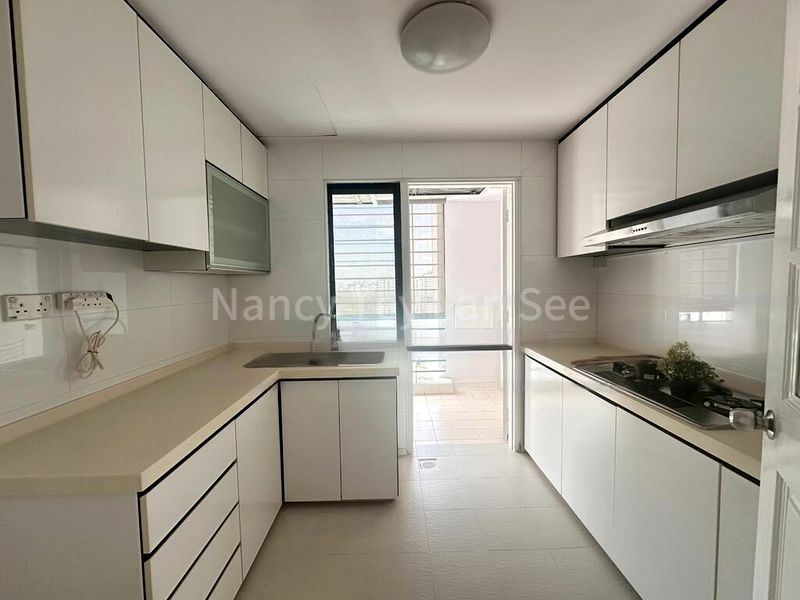 3 Bed Condo for Rent in  Harbour View Towers - Image 12