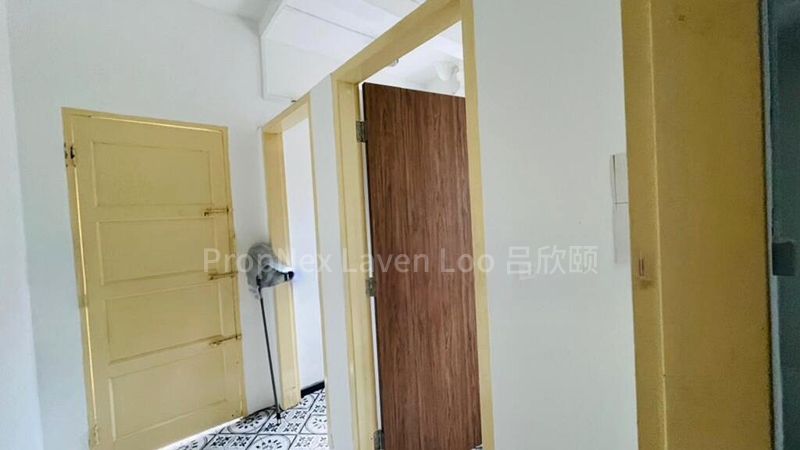 Light Industrial (B1) for Sale: Freehold showroom, office for sale; grab it now. - Image 4