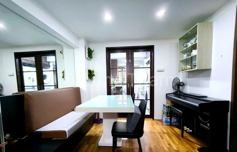 3 Room (3I) HDB for Sale in  21 Dover Crescent - Image 2