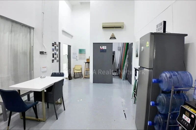 Light Industrial (B1) for Rent: Foo Wah Industrial Building - Image 11