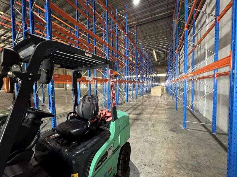 Warehouse for Rent: Ramp-up, High Ceilings, with Racking @ Penjuru - Image 2