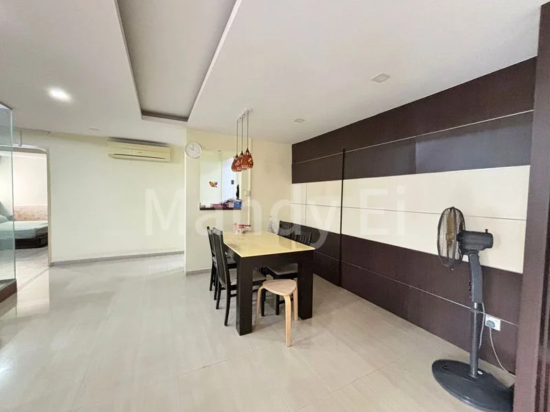 Executive HDB for Sale in 423 Canberra Road - Image 8