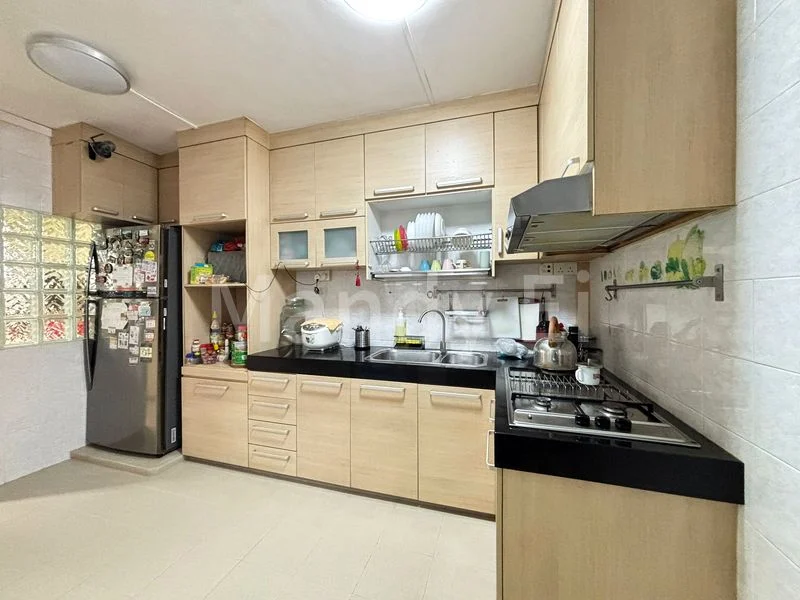 Executive HDB for Sale in 423 Canberra Road - Image 6