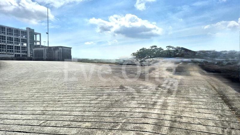 Factory / Workshop (B2) for Sale: Benoi / High Ceiling / Open Yard - Image 2