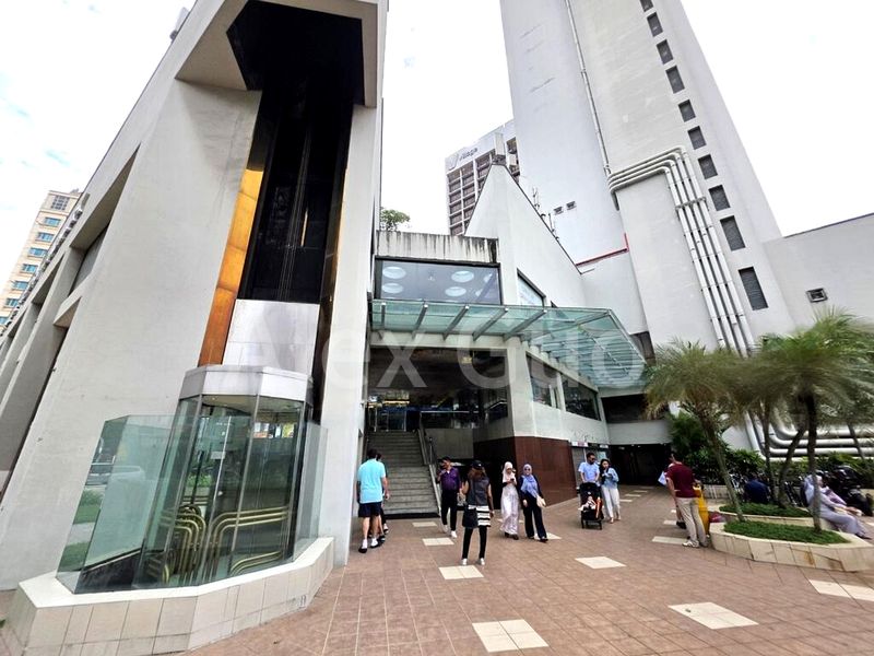 Golden Landmark: Retail Shop for Rent at 390 Orchard Road - Image 4