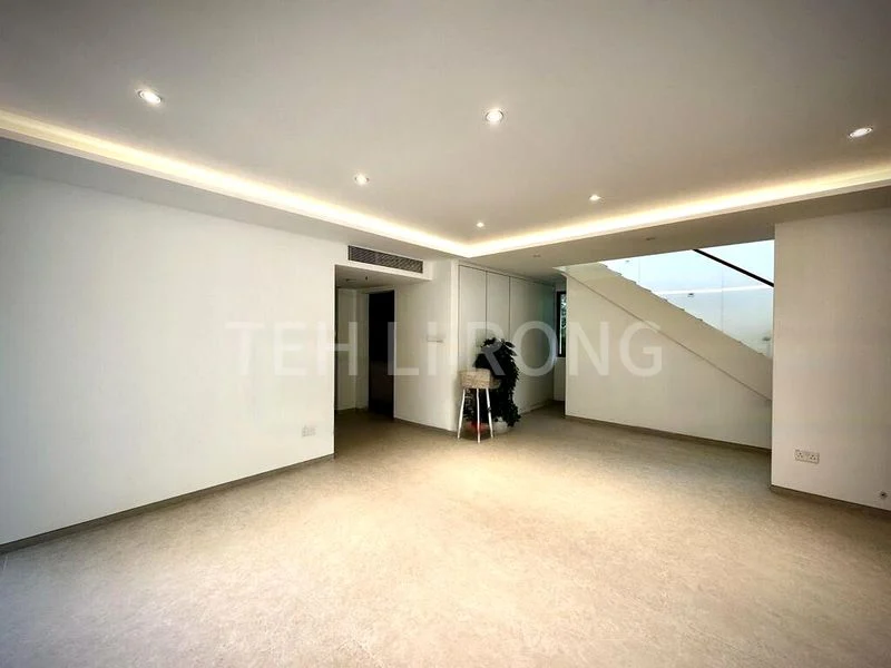 8 Bed Bungalow (Landed) for Sale in  Lucky Hill - Image 6