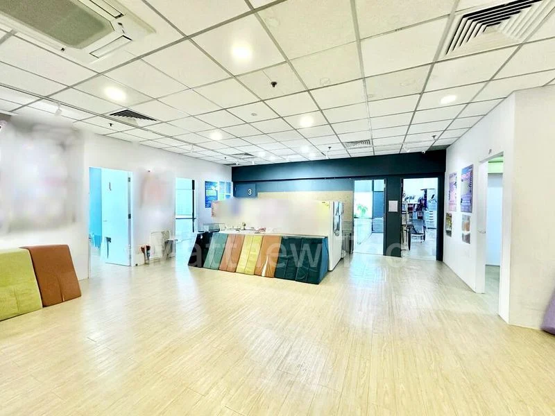 Office for Rent: Forum Galleria Shopping Centre - Image 1