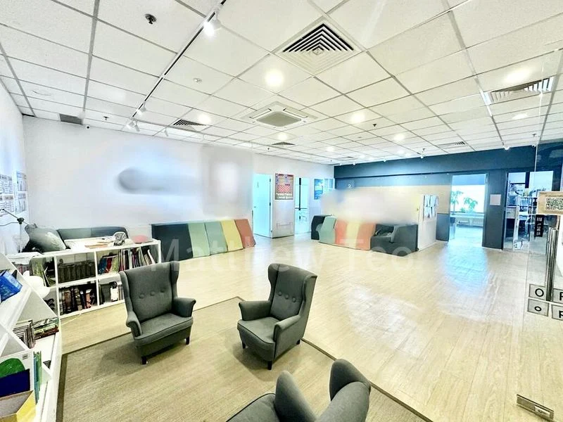 Office for Rent: Forum Galleria Shopping Centre - Image 4