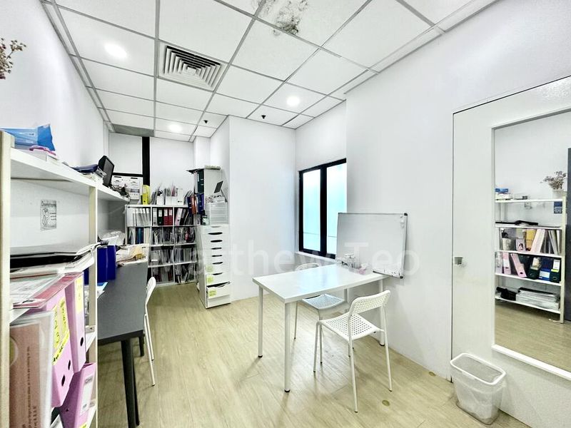 Office for Rent: Forum Galleria Shopping Centre - Image 8