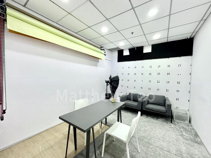 Office for Rent: Forum Galleria Shopping Centre - Image 9