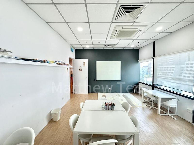 Office for Rent: Forum Galleria Shopping Centre - Image 7