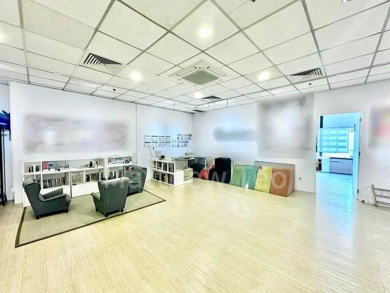 Office for Rent: Forum Galleria Shopping Centre - Image 2