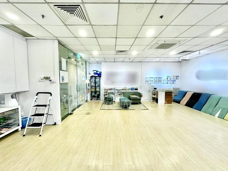 Office for Rent: Forum Galleria Shopping Centre - Image 3