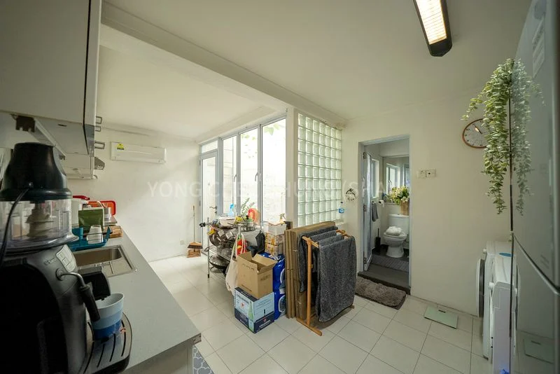 1+1 Bed Shophouse (Landed) for Rent around Everton Road - Image 10