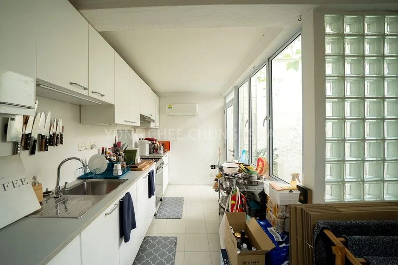 1+1 Bed Shophouse (Landed) for Rent around Everton Road - Image 11