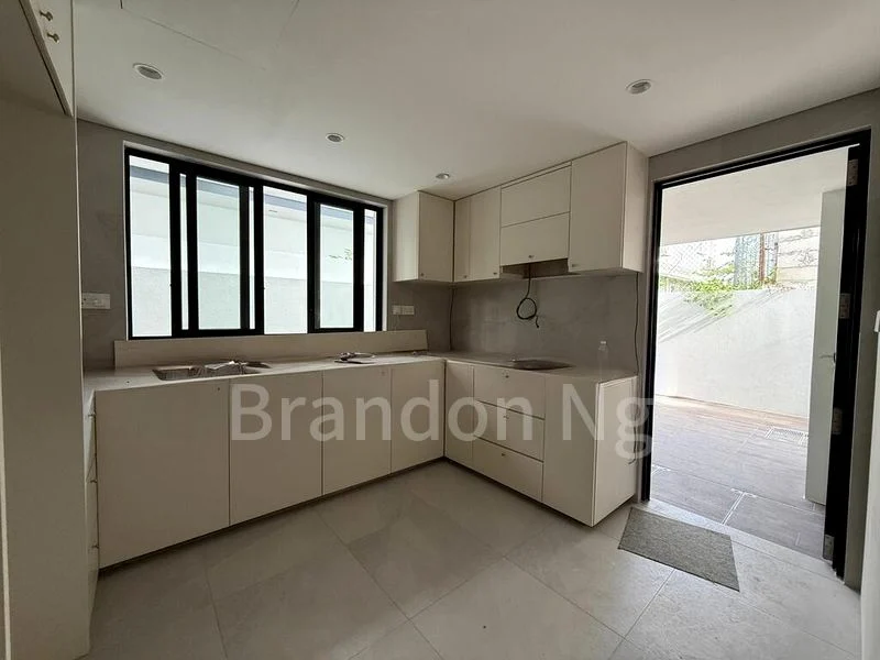 6 Bed Corner Terrace (Landed) for Sale in Lucky Hill - Image 4