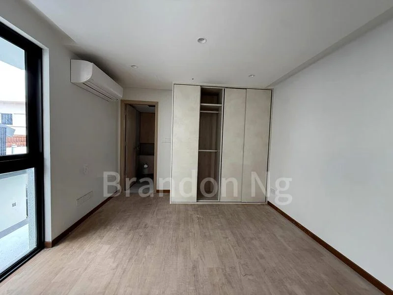 6 Bed Corner Terrace (Landed) for Sale in Lucky Hill - Image 1