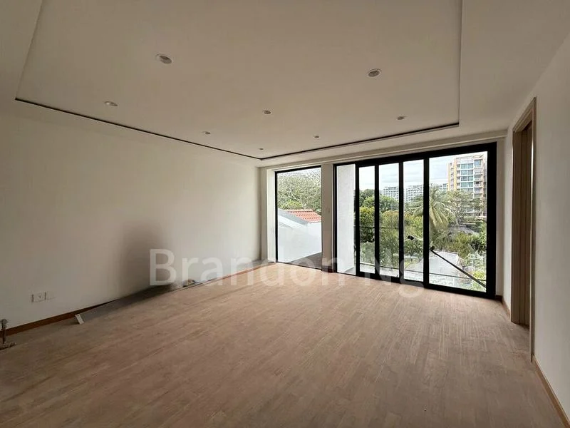 6 Bed Corner Terrace (Landed) for Sale in Lucky Hill - Image 3