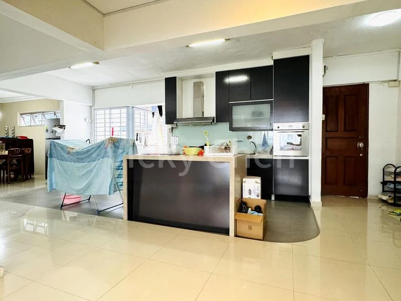 Executive HDB for Sale in  222 Bukit Batok East Avenue 3 - Image 3