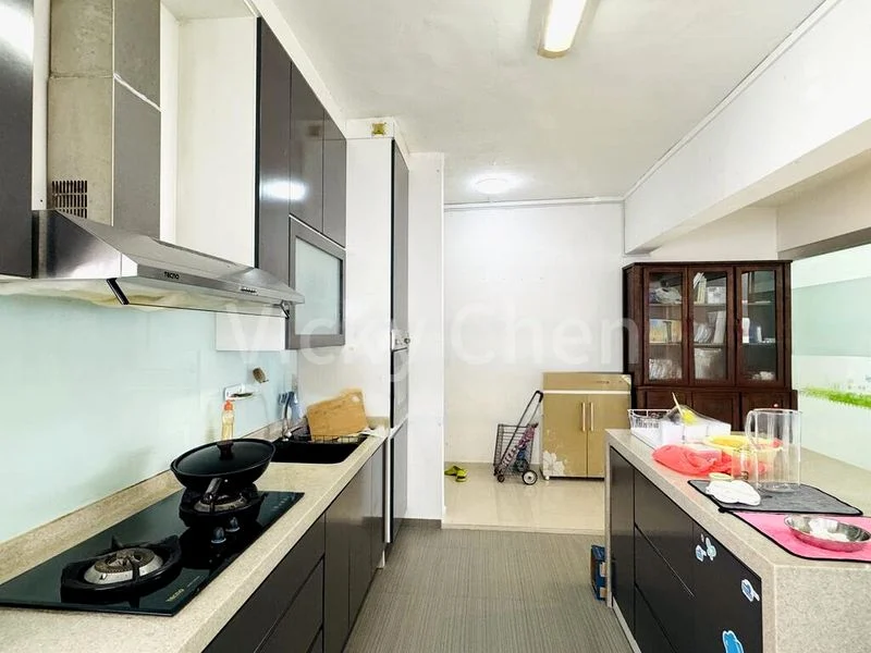 Executive HDB for Sale in  222 Bukit Batok East Avenue 3 - Image 4