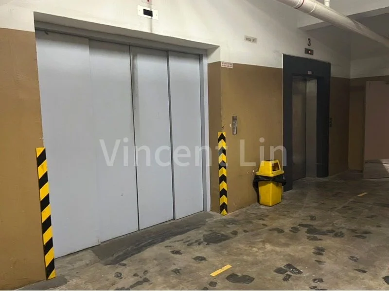 Light Industrial (B1) for Rent in  Gold Pine Industrial Building - Image 4