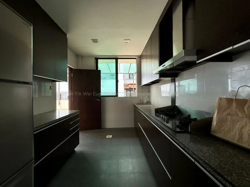 6 Bed Semi-Detached House (Landed) for Rent in  Lucky Hill - Image 4