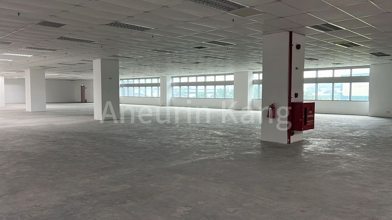 Light Industrial (B1) for Rent in  Corporation Place - Image 5