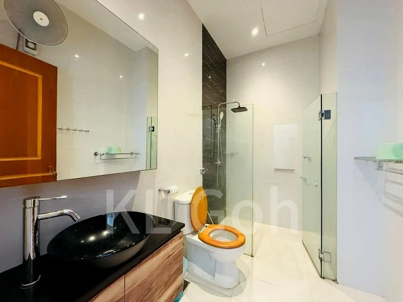 7 Bed Corner Terrace (Landed) for Sale in  Thomson Ridge - Image 2