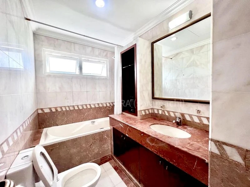 3 Bed Condo for Rent in The Balmoral Spring - Image 4