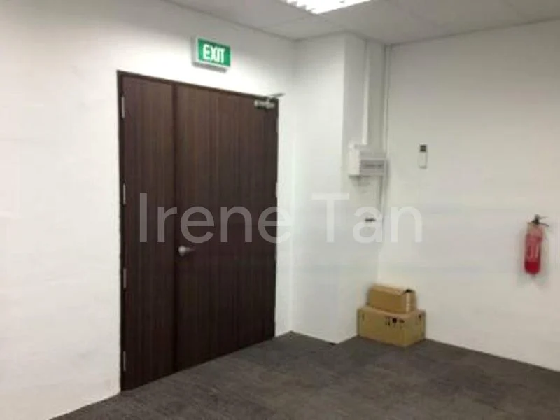 Light Industrial (B1) for Rent: Zervex - 1,200 Sq Ft Shop / Unit on Oldham Street - Image 3