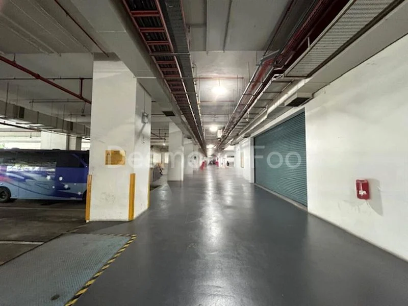 Light Industrial (B1) for Rent: Ground floor with face-loading bays; front entrance faces corporate main lobby. - Image 1