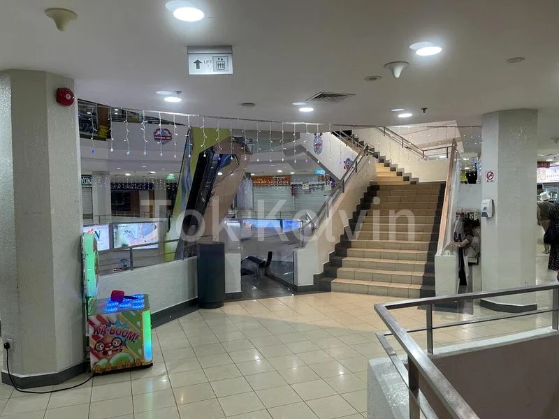 Shop / Shophouse for Rent: Queensway Shopping Centre - Image 2