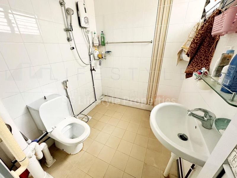 5 Room (5STD) HDB for Rent in  161 Yishun Street 11 - Image 2