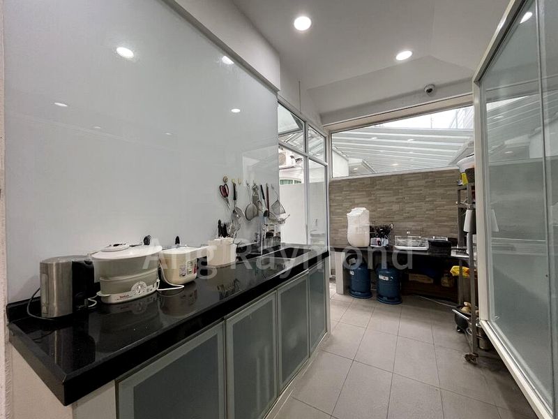 4+1 Bed Bungalow (Landed) for Sale in  Cosford Road - Image 7