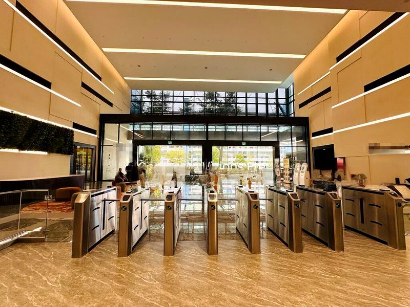 Light Industrial (B1) for Rent: GLOBAL HQ BUSINESS SPACE; a HOTEL-STYLE RECEPTION HALL, with a full glass facade outside City. GRD FLR option. - Image 12