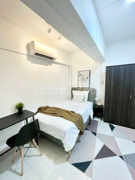 6 Bed Apartment (Condo) for Sale in  People's Park Complex - Image 1