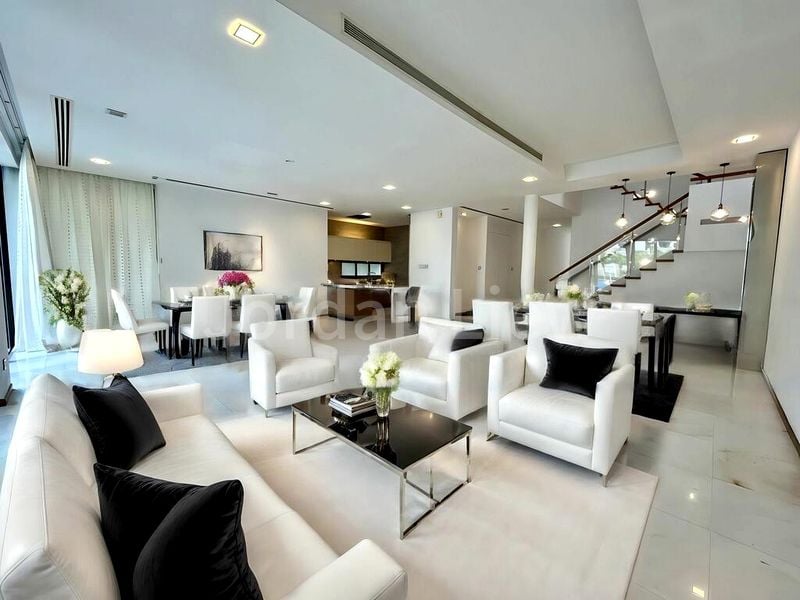 7 Bed Bungalow (Landed) for Sale in  Paradise Island - Image 1