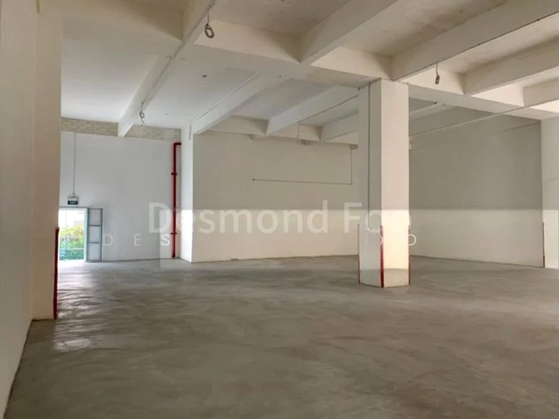 Light Industrial (B1) for Rent: Ground floor unit with high ceilings and loading bays in Macpherson. - Image 1