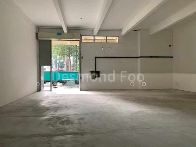 Light Industrial (B1) for Rent: Ground floor unit with high ceilings and loading bays in Macpherson. - Image 2