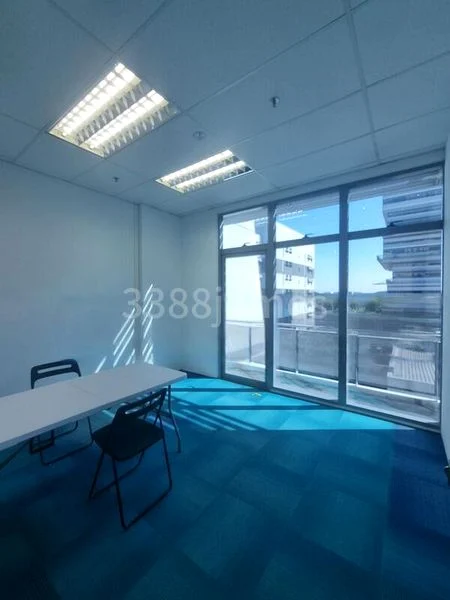 Light Industrial (B1) for Rent: Meissa, 1,200 Sq Ft Industrial Unit on Oldham Street - Image 1