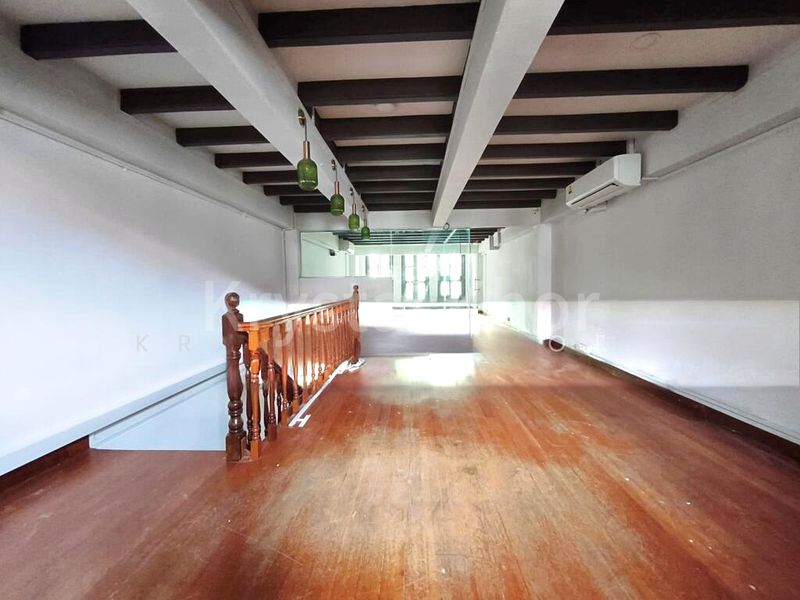 Office for Rent: A Unique 3.5 Sty Whole Building Shophouse, Fully-Covered near MRT - Image 17
