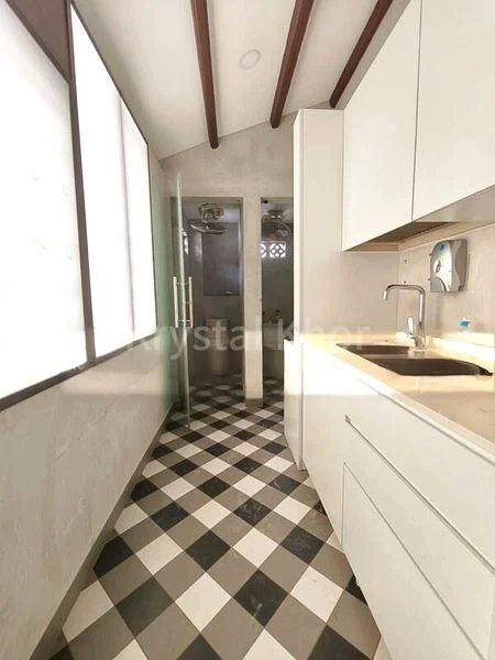 Office for Rent: A Unique 3.5 Sty Whole Building Shophouse, Fully-Covered near MRT - Image 1