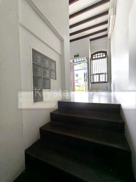 Office for Rent: A Unique 3.5 Sty Whole Building Shophouse, Fully-Covered near MRT - Image 15