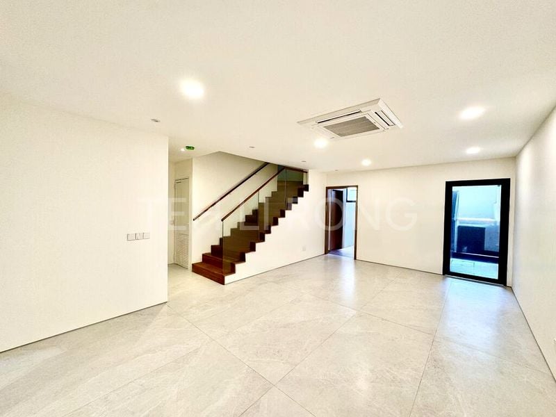 6 Bed Terraced House (Landed) for Sale in  Ansar Garden - Image 14