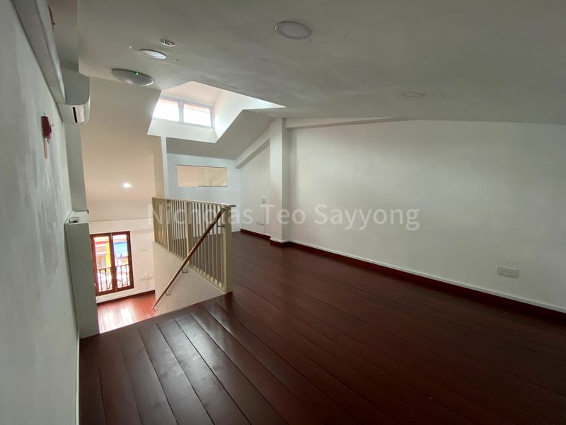 Shop / Shophouse for Rent: Haji Lane, second storey unit with attic - Image 2