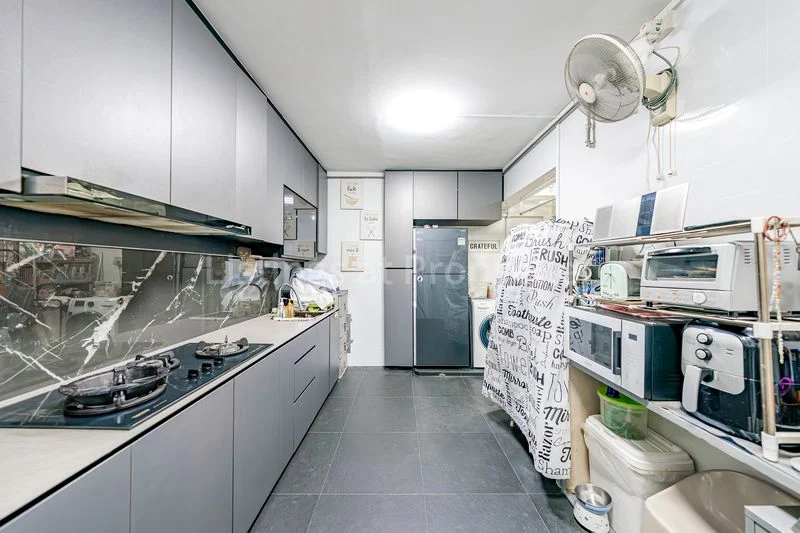 3 Room (3STD) HDB for Sale in 637 Veerasamy Road - Image 4