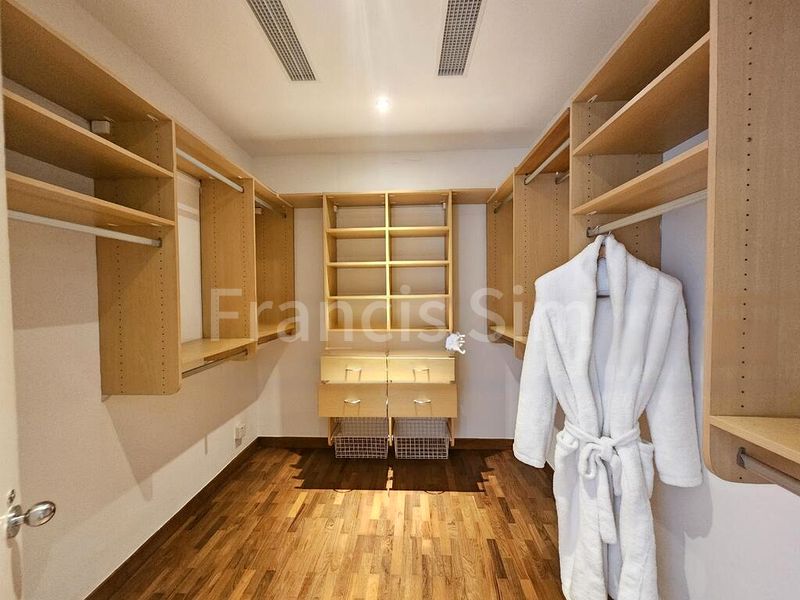 4 Bed Condo for Rent in  The Colonnade - Image 5