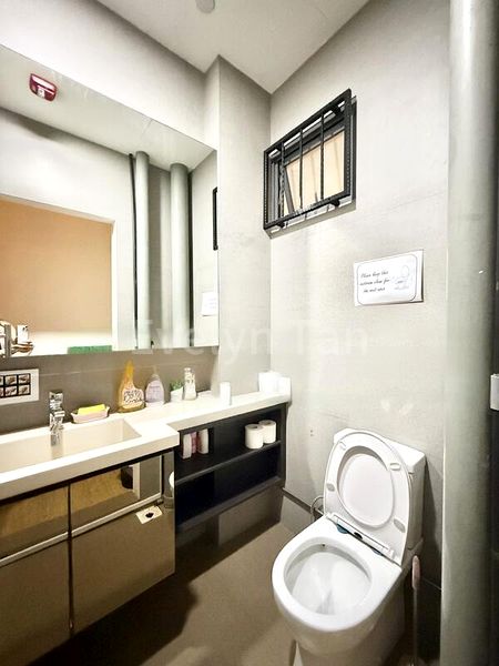 Light Industrial (B1) for Sale: UB One, 1,200 Sq Ft Unit on 1,000 Sq Ft Yard, 1,000 Sq Ft Mezzanine, on Bridge Road, Hayes - Image 2