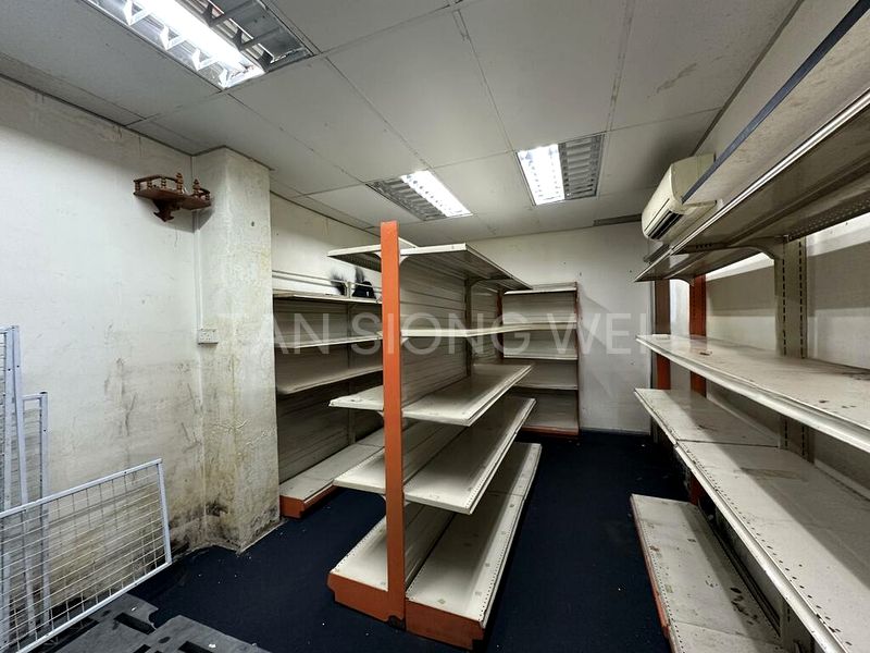 Shop / Shophouse for Rent: waringin park - Image 2